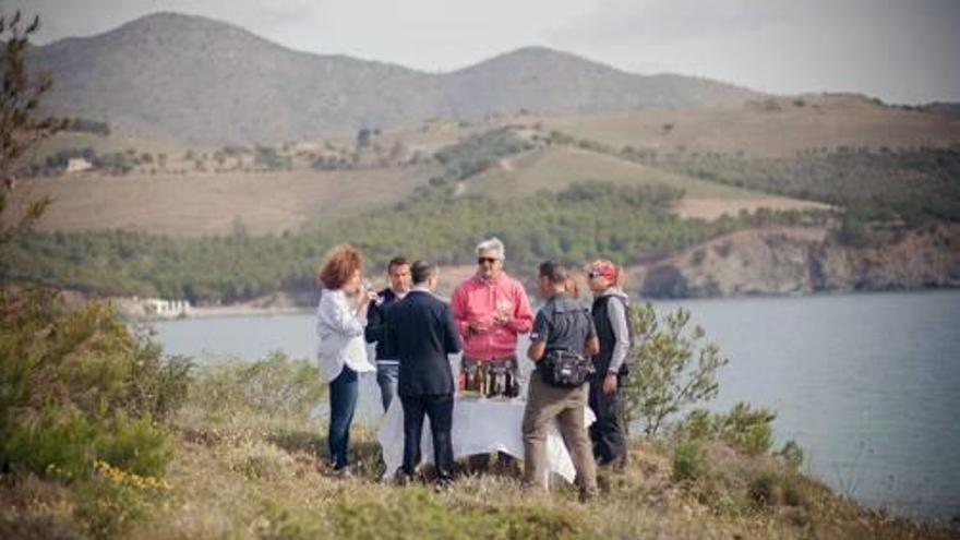 Enoturistes gaudint de la visita a un celler de Llançà.