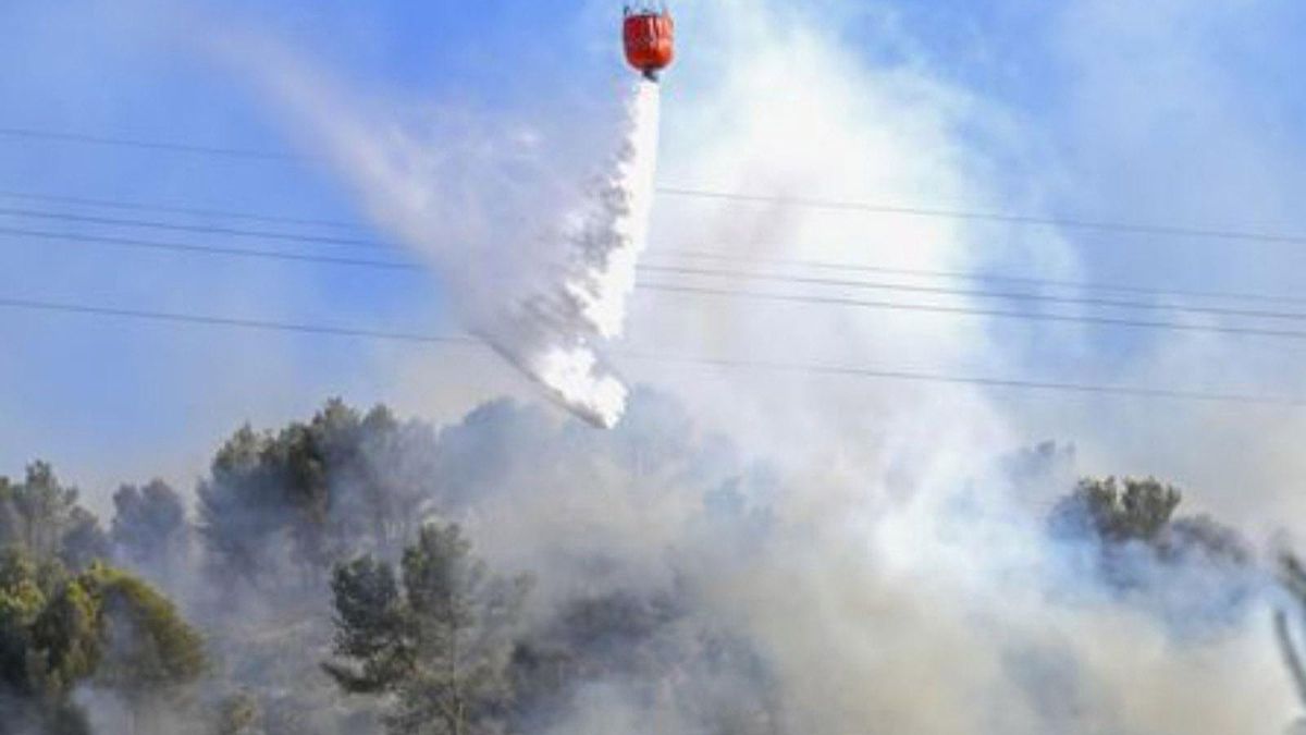 Extinció del foc a Marsella. | PHILIPPE MAGONI / EFE Extinció del foc a Marsella. | PHILIPPE MAGONI / EFE