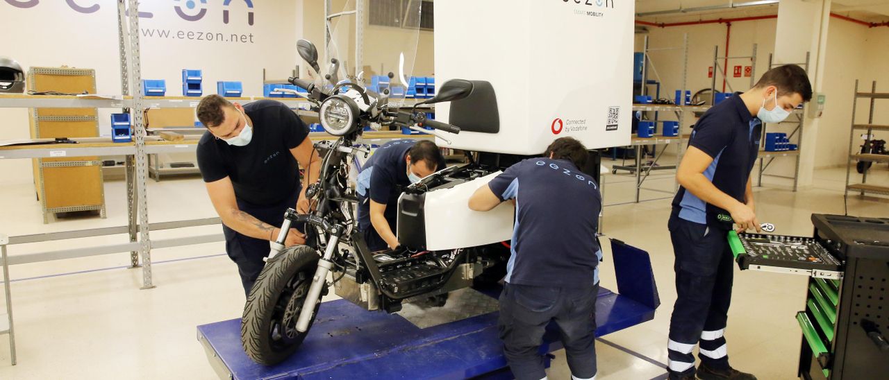 Trabajadores de VMS Automotive montando una de las motos.