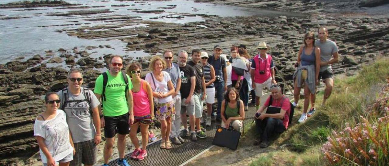 Parte del grupo que ayer visitó el yacimiento de Tereñes.