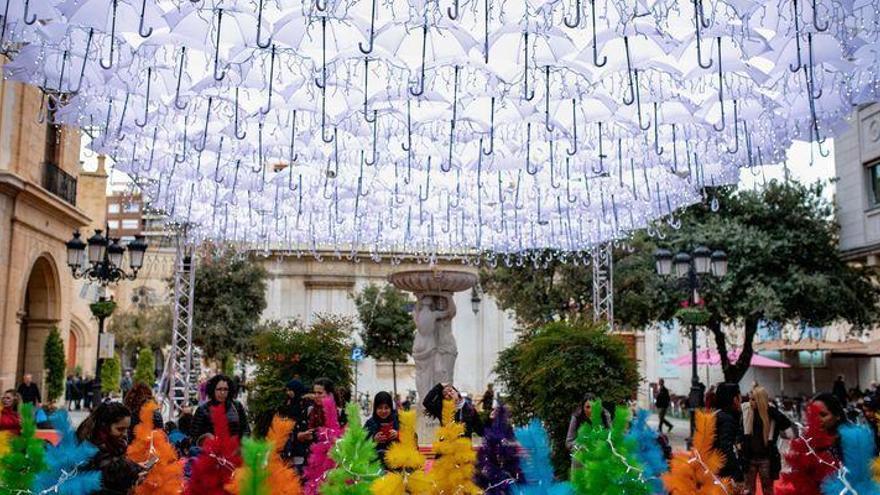 Los paraguas toman la plaza de la Pescadería de Castelló