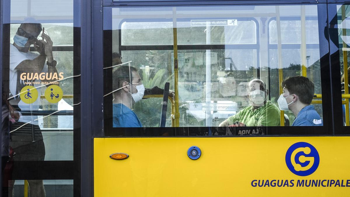 Primer día del transporte en guagua gratuito