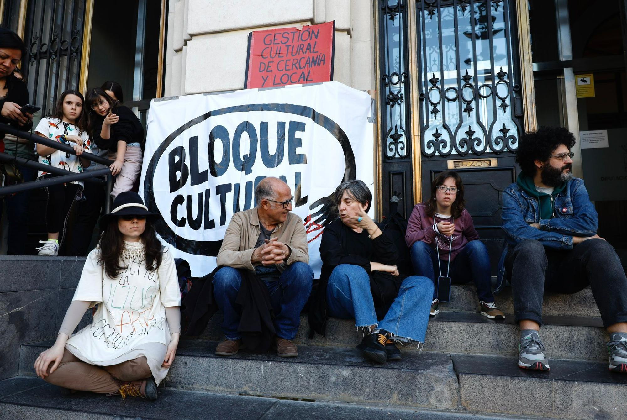 En imágenes | Nueva protesta de Bloque Cultural en la plaza España de Zaragoza