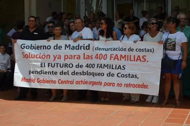 El personal del Oliva Beach y Tres Islas afea al Gobierno su desidia