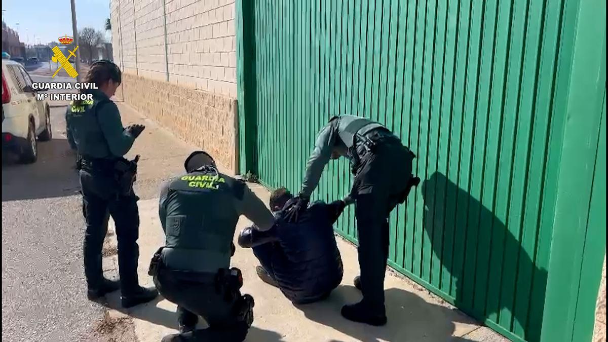 La Guardia Civil atiende al agredido en Beniparrell, que estaba maniatado.