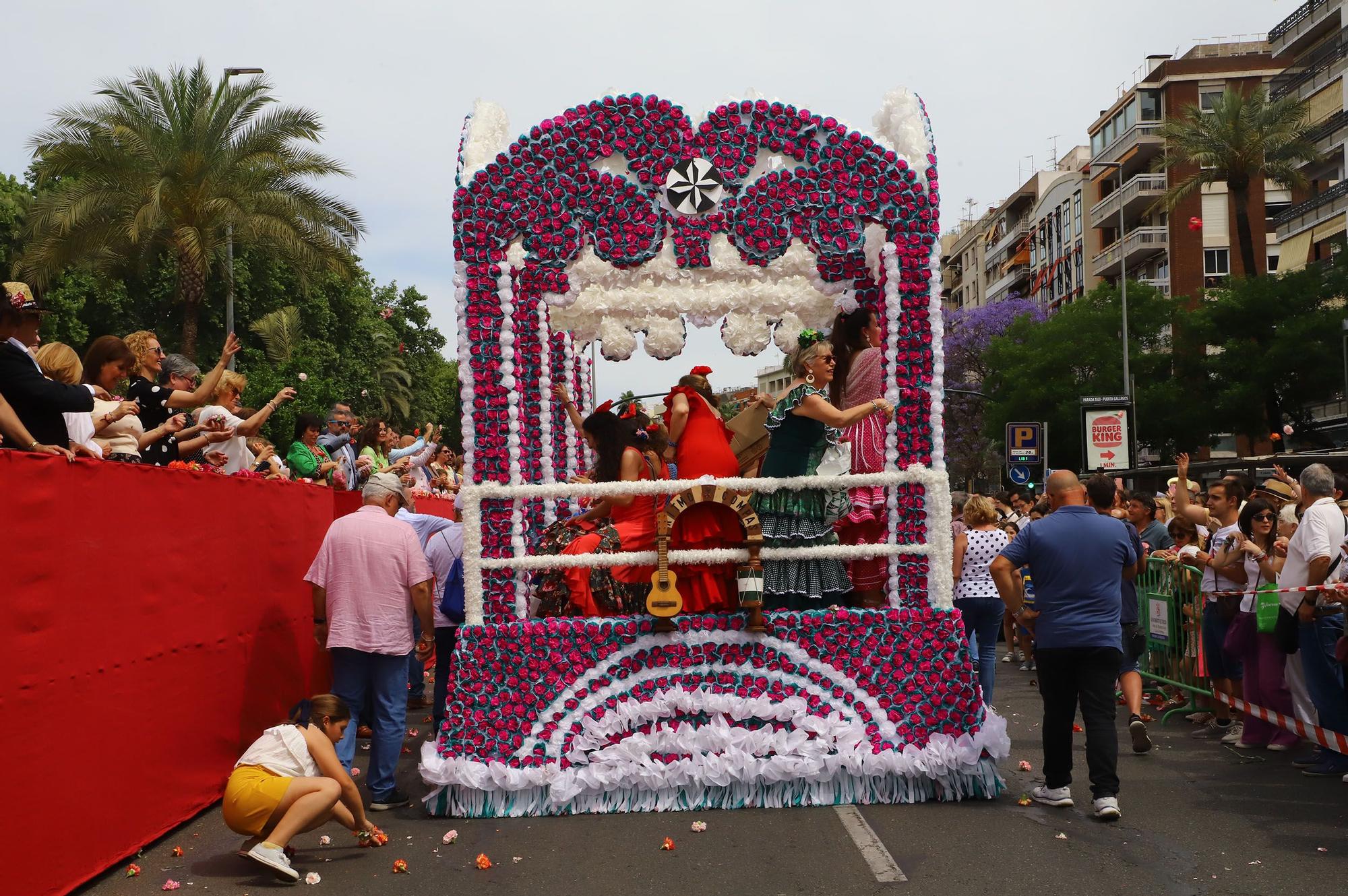 La Batalla de las Flores abre el Mayo festivo en Córdoba con 90.000 claveles