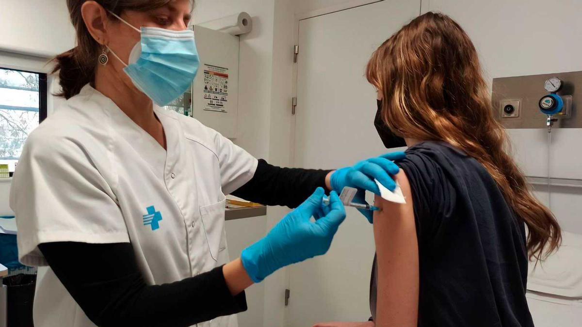 Una voluntària rep la vacuna anticovid d’Hipra al Trueta durant l'assaig previ a l'aprovació.