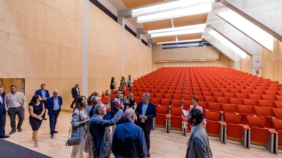 El presidente de la Generalitat, con el alcalde de Benidorm, el arquitecto Navarro Baldeweg, entre otros, en el nuevo auditorio del Centro Cultural.