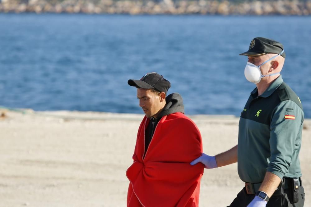 Guardia Civil, Cruz Roja y Salvamento Marítimo han puesto en marcha el protocolo para recepcionar a 24 personas rescatadas en el mar y que ocupaban una patera. 20 hombres y cuatro mujeres