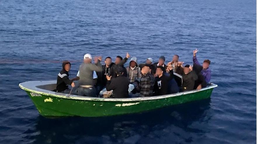 Detenidos los pateristas que obligaron a punta de machete a 14 personas a saltar al mar en Murcia