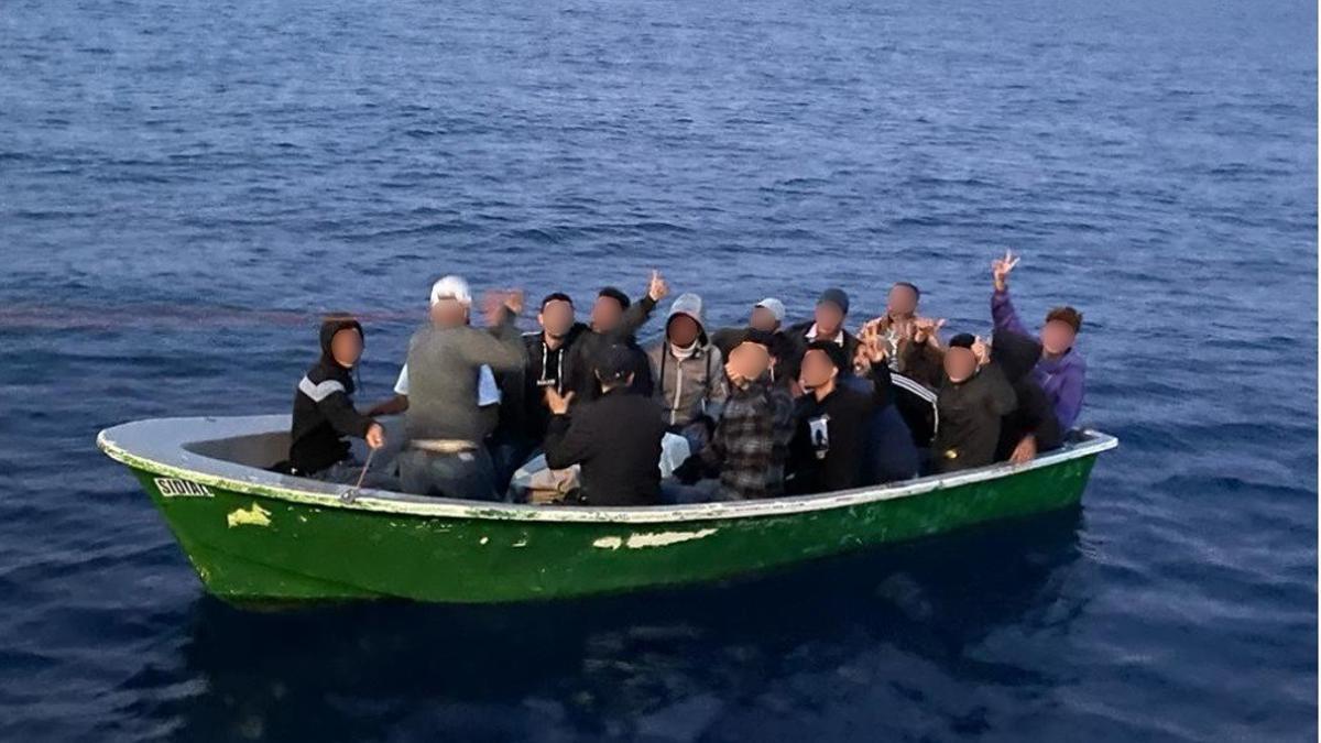 Patera rescatada a 34 millas al sureste de Málaga.