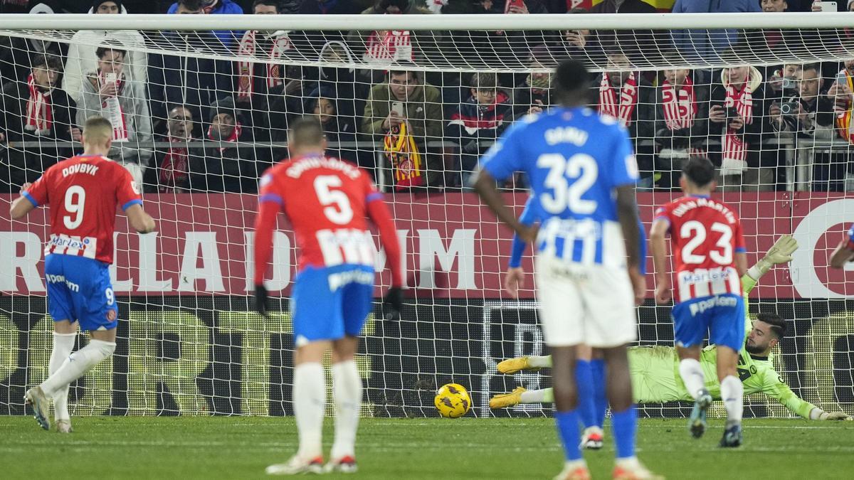 Dovbyk anota de penalti el 3-0 al Alavés en Montilivi.