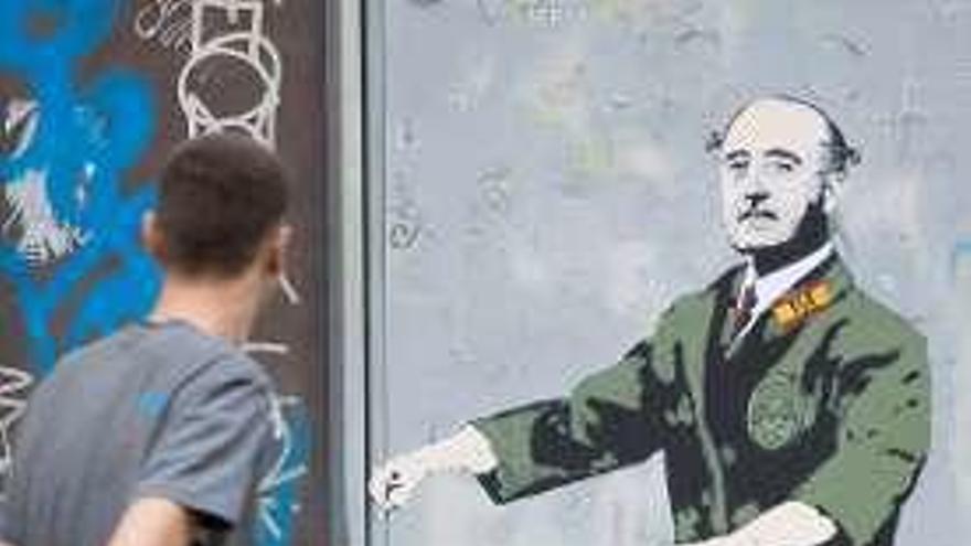 Grafiti sobre la exhumación de Franco en Barcelona. // Efe