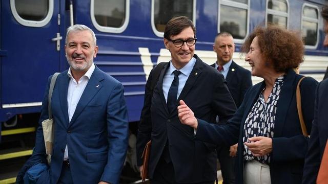 El president Salvador Illa amb l’alcalde Jaume Collboni, a la seva arribada a l’estació de Kíiv