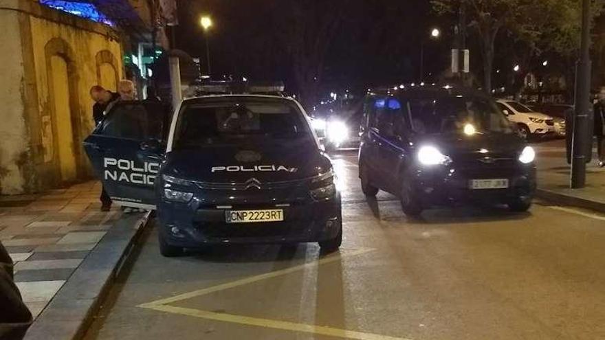 El agresor, en el momento de ser introducido en el coche policial.