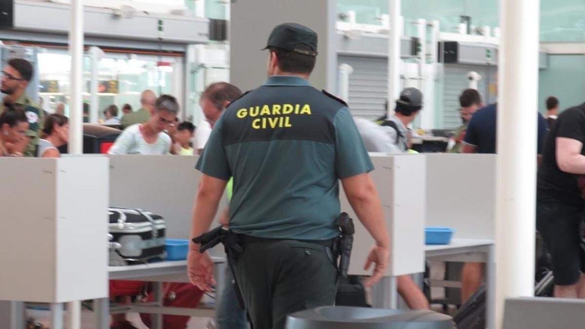 Un Guardia Civil de refuerzo, sin armas, vigilaba, esta misma tarde, que no le necesitasen en algún control del aeropuerto de El Prat.