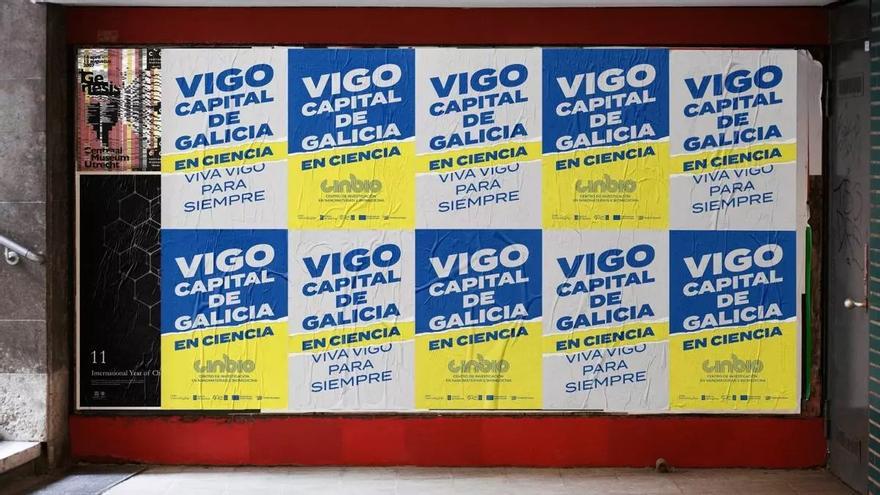 Misterio resuelto: quién se esconde tras la misteriosa campaña que empapeló Santiago y A Coruña con mensajes de &quot;Vigo capital de Galicia&quot;