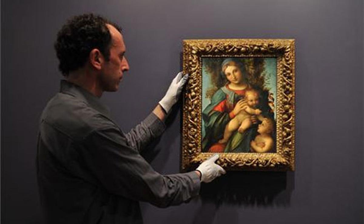 El restaurador Jordon Trinhman té a les mansLa Verge i el Nen amb Sant Joan Baptista,obra de Correggio adquirida recentment per la Galeria Nacional de Victòria de Melbourne, Austràlia.