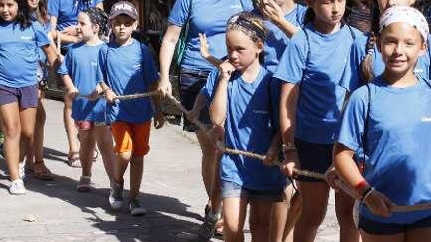 Un grupo de jóvenes sale hacia el pueblo durante la yincana