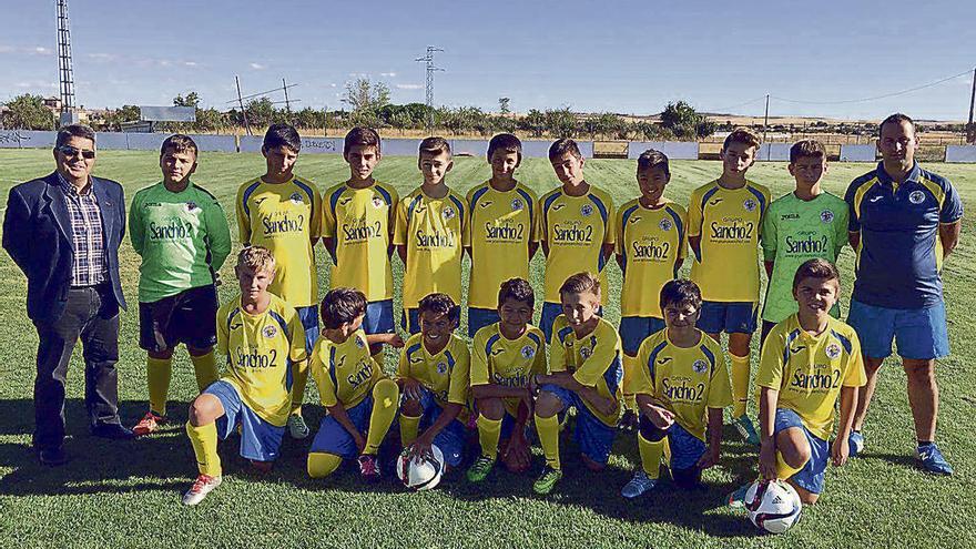 El equipo infantil del CD Morales del Vino.