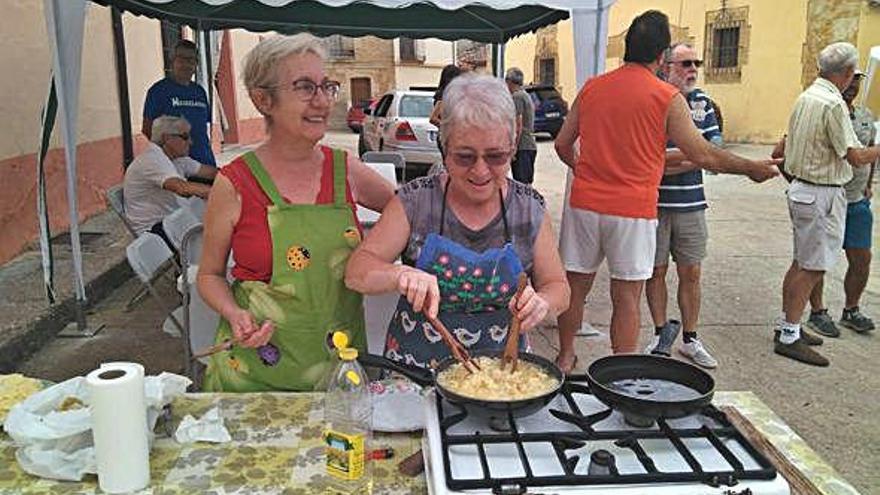 Unas mujeres realizan una tortilla de patatas. P.