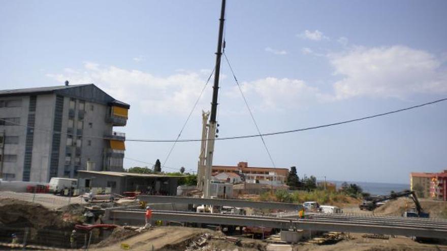 Urbanismo instala las vigas del puente del Río Granadillas