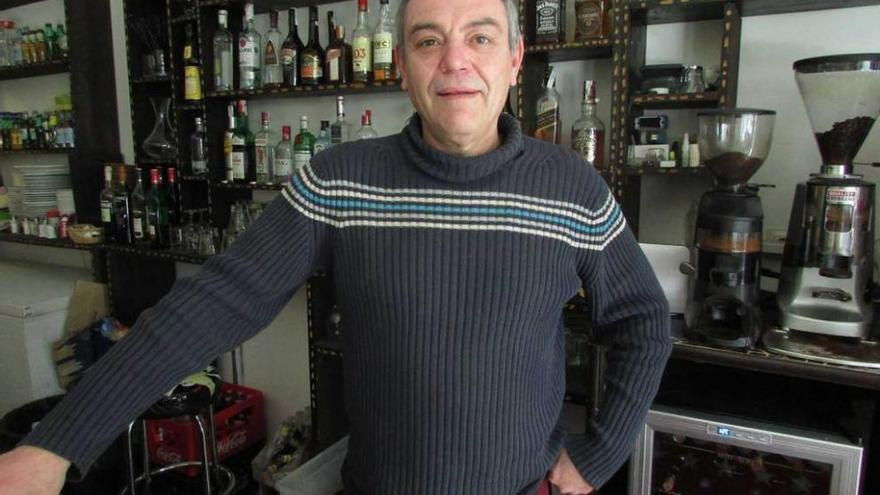 Manuel Villadangos, detrás de la barra del bar que regenta en Llanes.