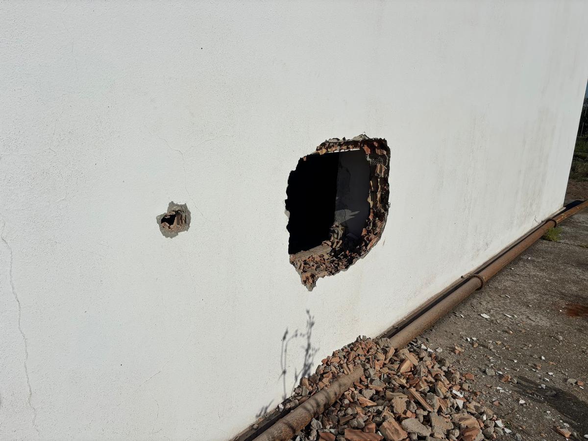 Lugar por el que accedieron los ladrones a una de las naves asaltadas.