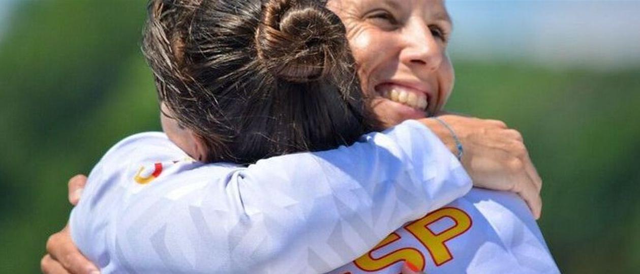 Teresa Portela se abraza a Sara Ouzande, en el podio de Halifax.