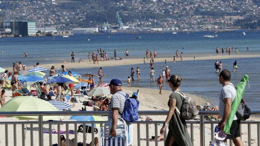 El festivo llena las playas de Cangas y marca el inicio de una semana calurosa