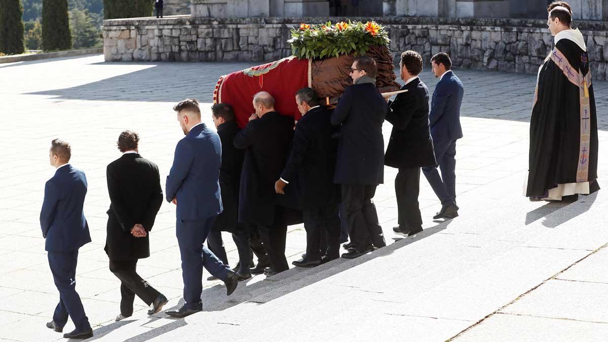 Exhumación de Franco: la familia del dictador arropan el féretro.