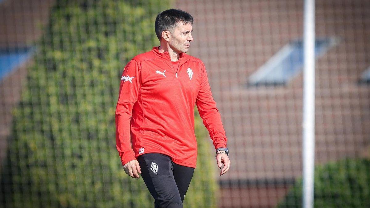 Asier Garitano, durante una sesión al frente del Sporting de Gijón.