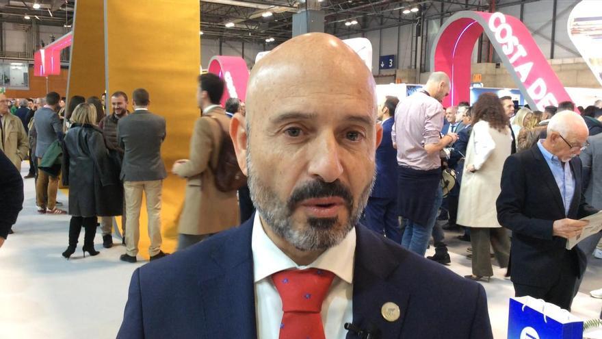 Javier Salas destaca la oferta turística que la Cueva de Nerja presenta en Fitur 2023