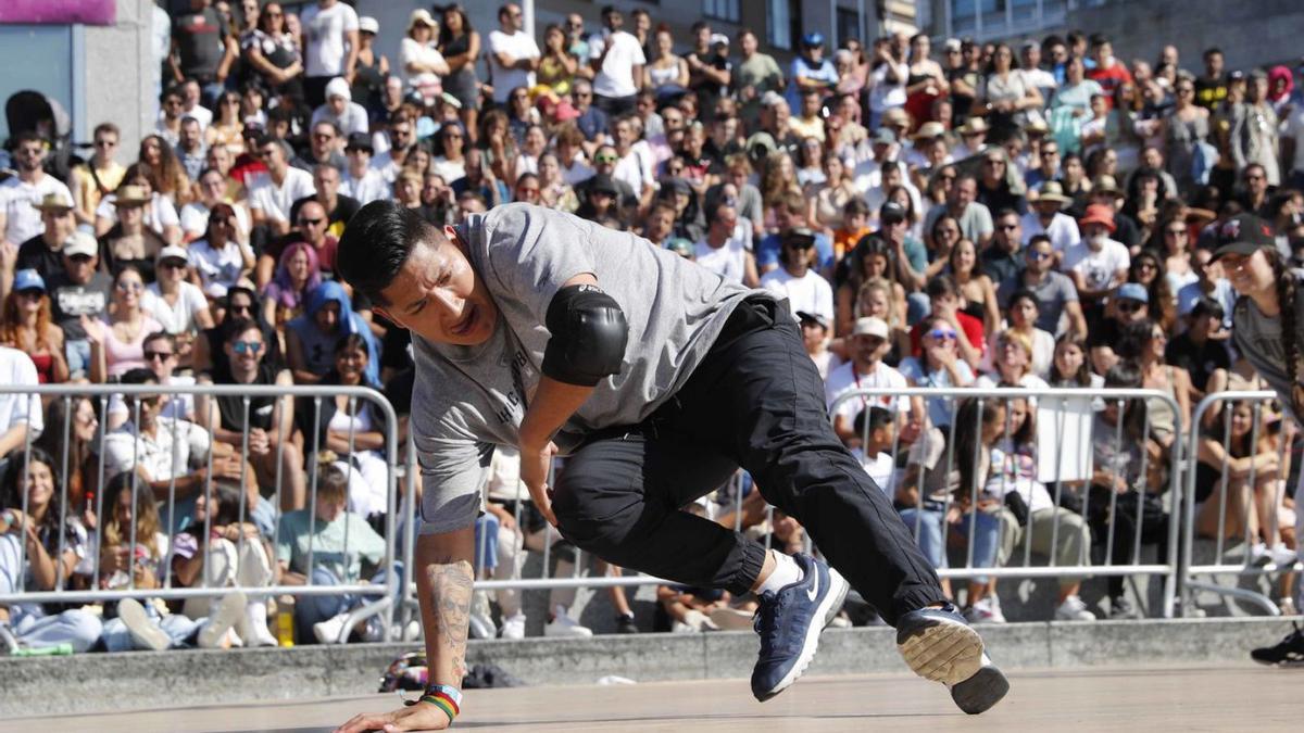 Imágenes de la competición de break dance durante la jornada del sábado en el Náutico. |   // PABLO HERNÁNDEZ