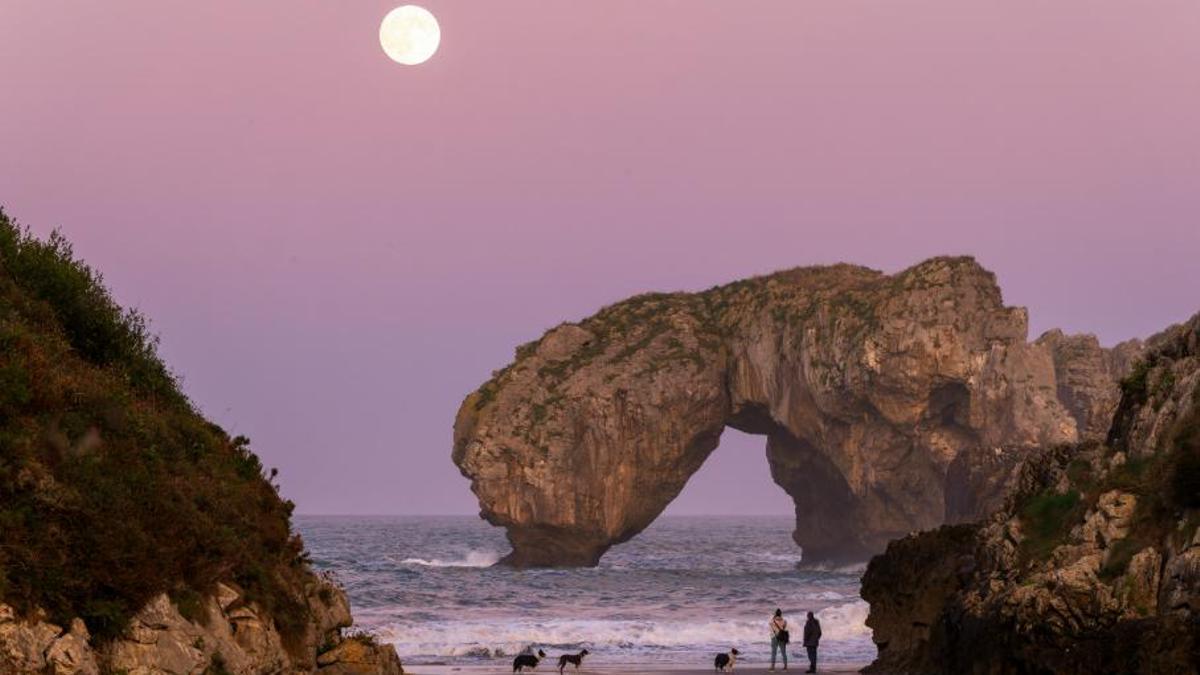 Las espectaculares imágenes de la “superluna del cazador” desde Asturias