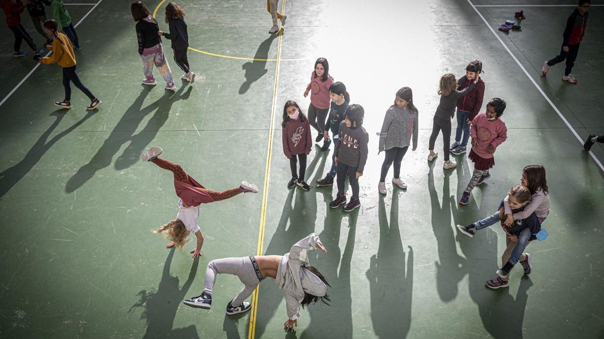 Alumnos de primaria juegan en el patio, en la escuela Diputació de Barcelona.