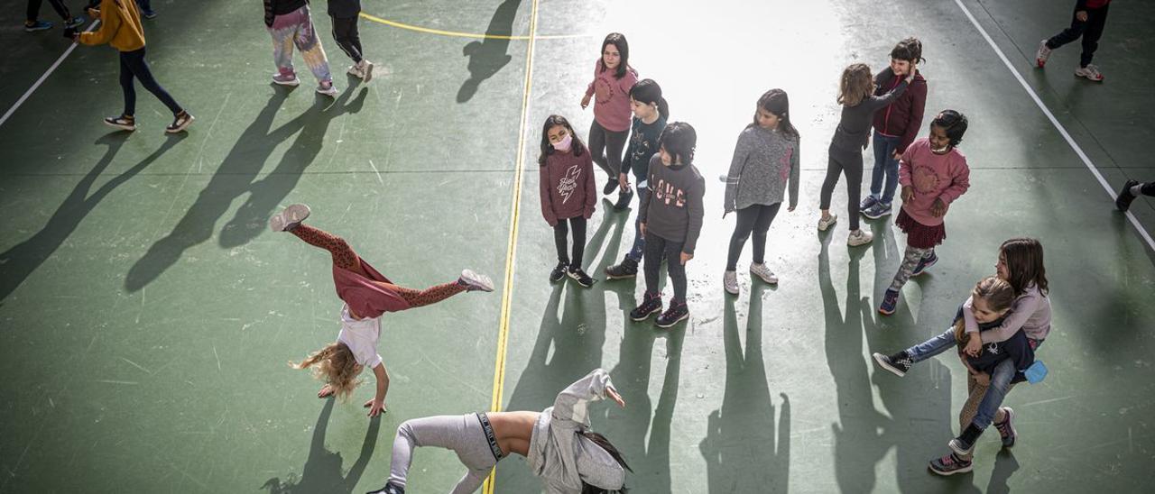 Alumnos de primaria juegan en el patio, en la escuela Diputació de Barcelona.