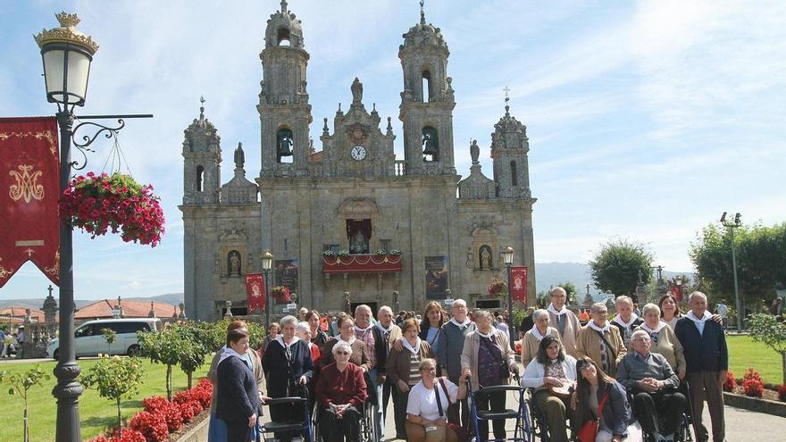 Cientos de mayores acuden a la misa de la Novena a la Vigen de los Milagros