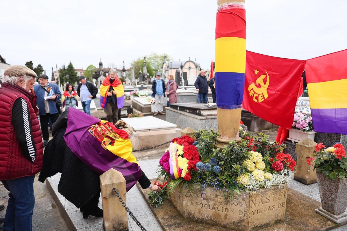 Homenaje en a la II República en el cementerio de La Carriona