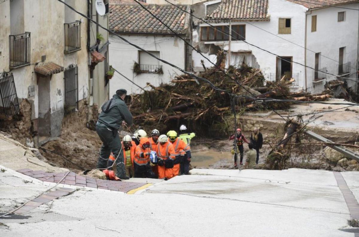 Vehículos y embarcaciones amontonadas en una calle de Picaña (Valencia).  | | EFE