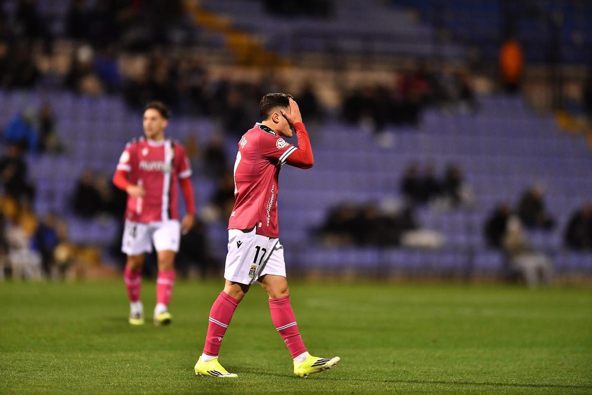 Kevin Sánchez lamenta una ocasión perdida en el Rico Pérez