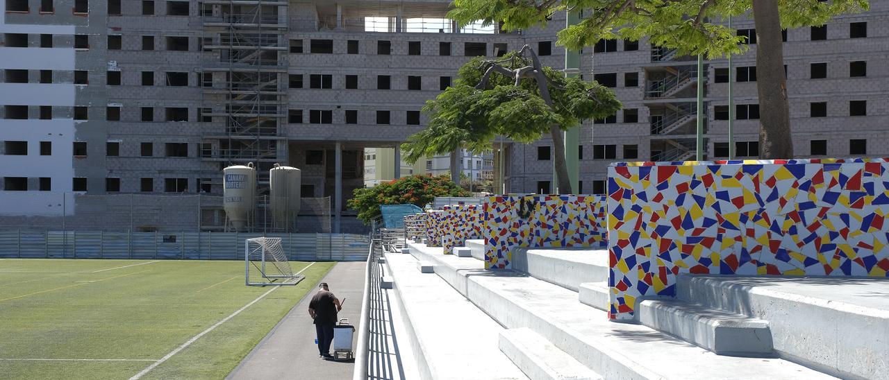 Vista del primer edificio de la reposición del barrio de  Las Rehoyas.