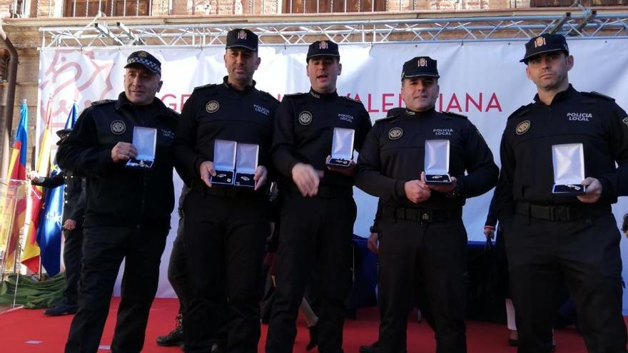 Los policías con las distinciones en El Puig de Santa María