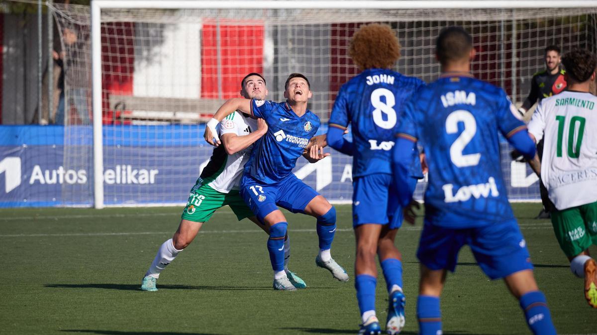 Sanvi sujeta a un delantero del Getafe B.