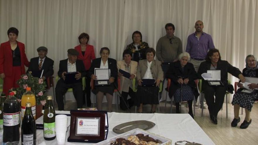 Elina Barrios recoge la placa de homenaje a su padre, junto a Ángel Barrios.