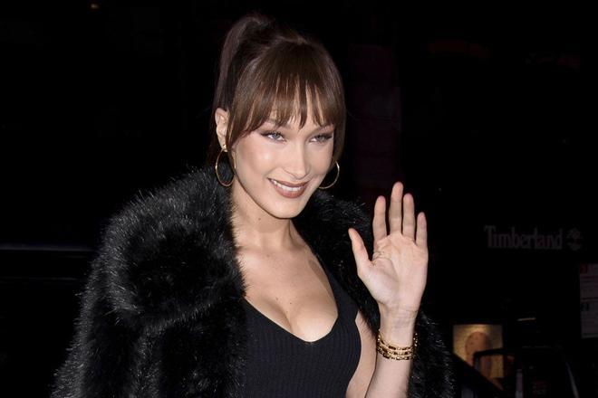 Bella Hadid, muy sonriente a su llegada al evento de Michael Kors