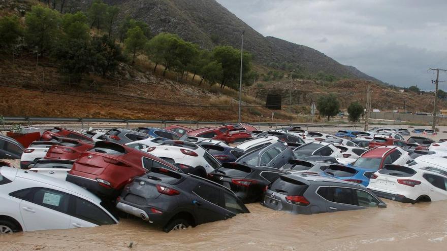 Cientos de coches arrastrados por la riada en Orihuela.