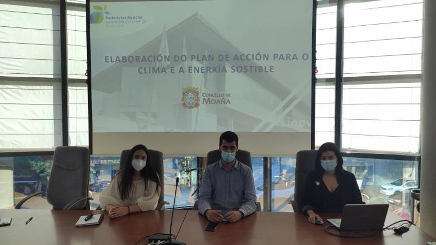 Alicia Caamaño, Javier García y Alba Valdés, en la presentación de uno de sus informes municipales. |  