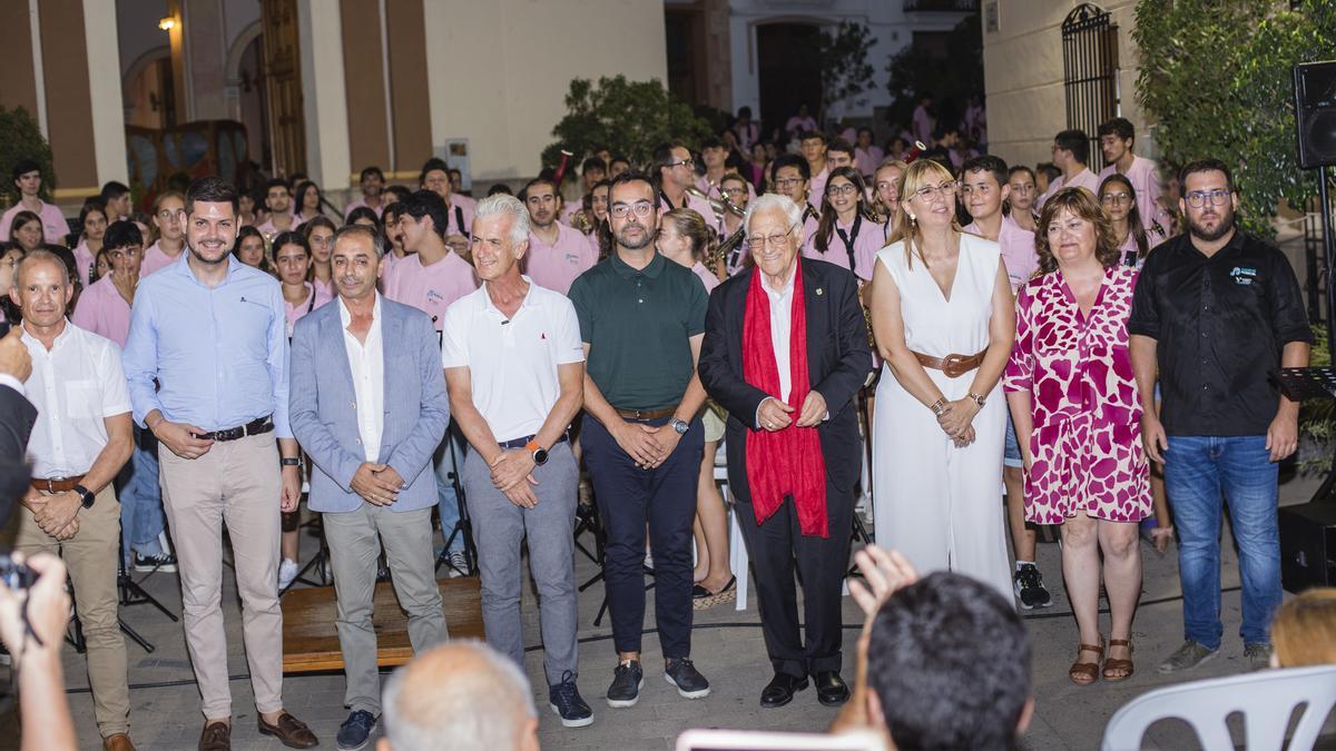 El Padre Ángel junto a autoridades, organizadores y alumnado en la clausura del Campus Musical Vicky Foods