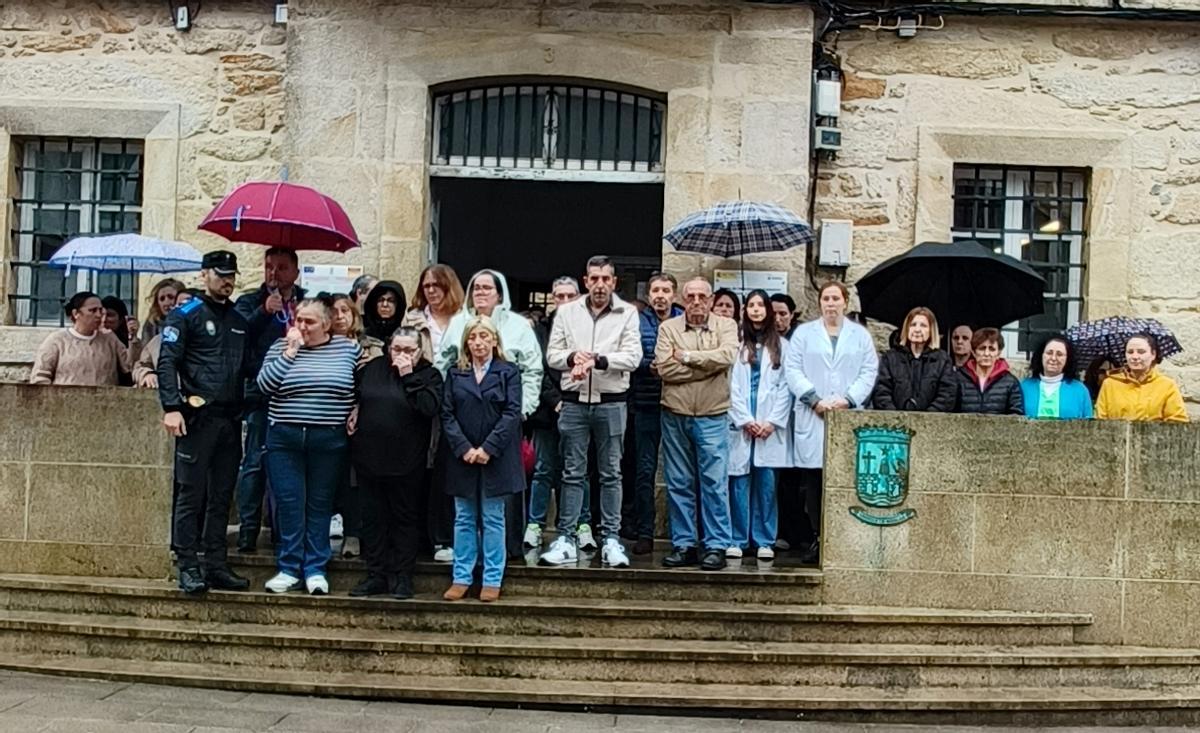 En Negreira guardaron un minuto de silencio delante de la casa consistorial.
